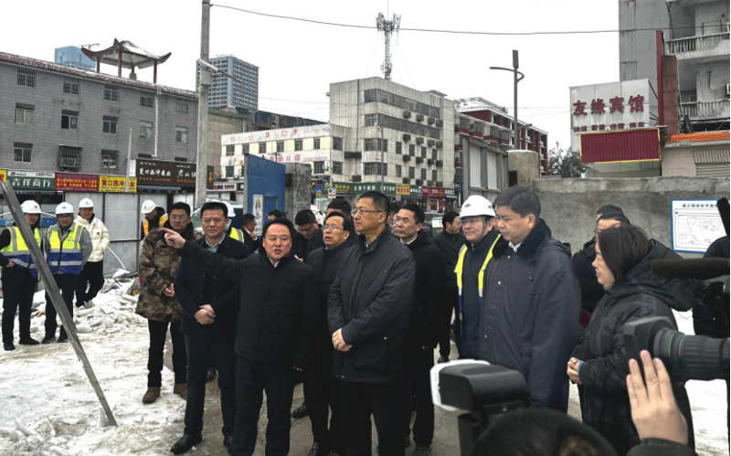 謝衛江到岳陽污水治理項目部調研梅溪橋地段漬水點改造工程